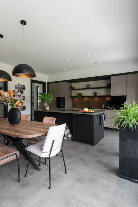 Bekijk deze stijlvolle houten keuken in Heibloem: een praktische en warme leefruimte op maat. | Verkoelen Keukens