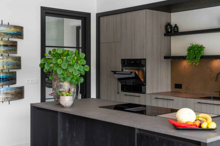 Bekijk deze stijlvolle houten keuken in Heibloem: een praktische en warme leefruimte op maat. | Verkoelen Keukens