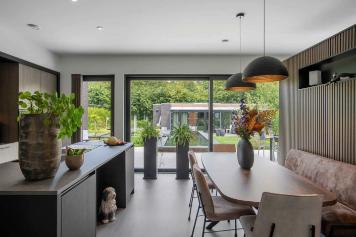Bekijk deze stijlvolle houten keuken in Heibloem: een praktische en warme leefruimte op maat. | Verkoelen Keukens